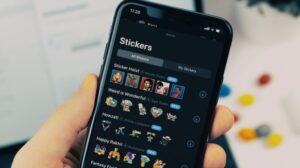 Cara menghapus stiker wa iphone